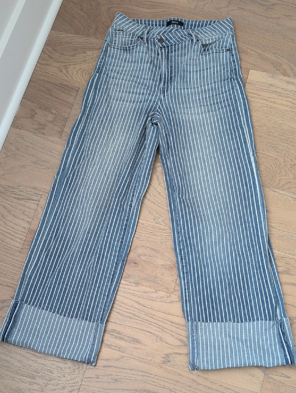 AQUA Blue and White Pinstripe Cropped  Wide-Leg Jeans High Rise 27